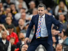 O técnico de luta livre de Illinois foi colocado em licença por tempo indeterminado