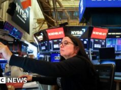 O mercado de ações dos EUA encerrou 2025 em alta, após um ano volátil