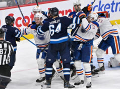 Calvin Pickard fez 41 defesas na vitória dos Oilers por 3 a 1 sobre os Jets