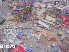 ASSISTA: Ladrões de momento roubam caixa eletrônico de dentro de loja no Texas