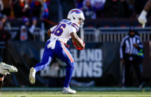 O Buffalo Bills recontratou WR Mecole Hardman Jr. para o time de treino