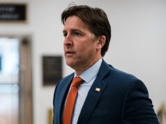 O ex-senador Ben Sasse anuncia diagnóstico de câncer e admite morte iminente