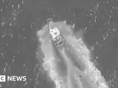 Os militares dos EUA dizem que oito pessoas foram mortas em um ataque a um suposto navio de drogas