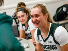 Kennedy Blair marca 22, número 20 das mulheres do Michigan St. derrotaram Clemson para ganhar o campeonato Baha Mar Nassau