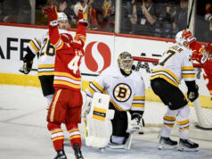 Connor Jarry marca no power play do OT para levantar Flames sobre Bruins, 2-1