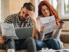 À medida que os subsídios federais expiram, os estados intervêm para ajudar com seguro saúde de emergência