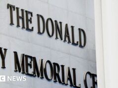 O nome do presidente Trump foi adicionado à fachada do Kennedy Center