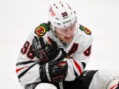 Connor Bedard ficou fora de pelo menos 1 jogo pelos Blackhawks após lesão no ombro devido a um ‘acidente estranho’