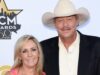 Neste dia de 1979, Alan Jackson casou-se com sua namorada do ensino médio – a mulher que o ajudou a conseguir seu primeiro contrato de composição e inspirou duas canções clássicas.