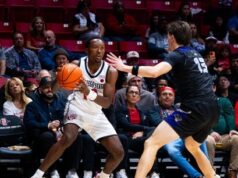 Davis lidera ataque de fechamento tardio, astecas continuam domínio de MW na SJSU