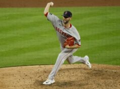 O ex-arremessador do Red Sox muda os planos de se aposentar para a temporada 2026 da MLB