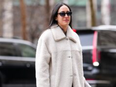 Mães ricas da Costa Leste estão adorando essa tendência de jaqueta sherpa