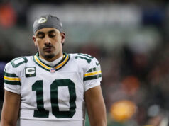 O QB Jordan Love do Packers perderá o jogo de sábado.