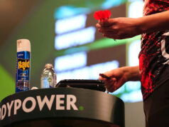 Jogadores de dardos criam agitação ao trazer repelente de insetos para o cenário mundial