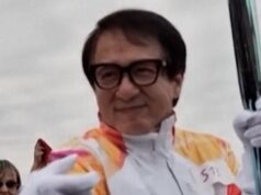 Jackie Chan conduz a tocha olímpica por Pompéia