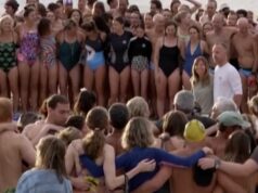 Banhistas observaram um minuto de silêncio pelas vítimas de Bondi