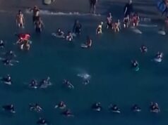 Surfistas juntam-se a nadadores em homenagens em massa às vítimas de Bondi