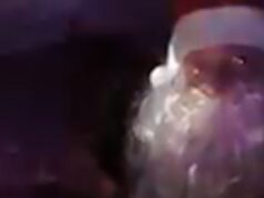 Bodycam captura homem vestido de Papai Noel