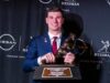 Fernando Mendoza ganhou o Troféu Heisman como melhor jogador do futebol universitário