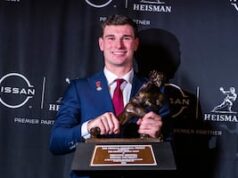 Fernando Mendoza ganhou o Troféu Heisman como melhor jogador do futebol universitário