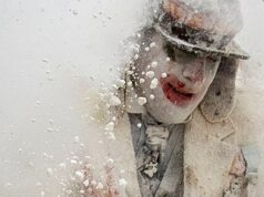 Lutas de fogos de artifício na Espanha com farinha, ovos e fogos de artifício