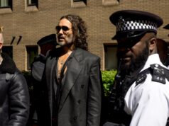 Polícia do Reino Unido afirma que o comediante Russell Brand foi acusado de mais dois crimes sexuais | Notícias sobre crimes
