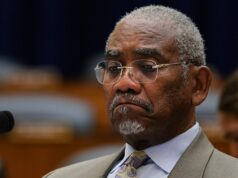 O deputado Gregory Meeks e a senadora Elizabeth Warren desafiam as exportações de chips H200