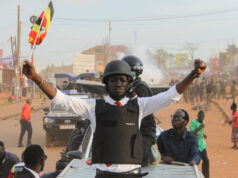 Multidão de gás lacrimogêneo da polícia de Uganda em evento da campanha Bobi Wine | Governo