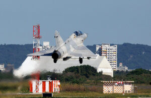 China lança exercícios militares com fogo real em torno de Taiwan | Militares