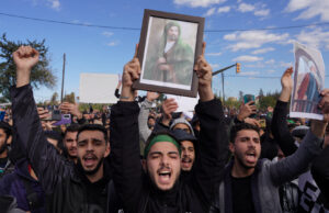 O que sabemos sobre confrontos mortais após protestos na Síria | Feed de notícias