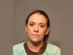 Filho de 3 anos da mãe de Iowa morre após supostamente ter sido deixado em uma garagem quente