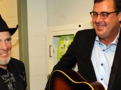 Vince Gill revelou o doce símbolo de amizade que às vezes compartilhava no palco com Merle Haggard