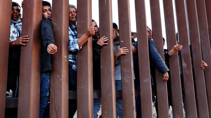 migrants-border-wall.jpg