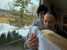 A namorada de Pete Davidson, Elsie Hewitt, não consegue impedir a filha de chorar