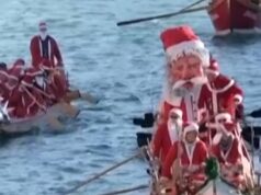 Papai Noel cruza o Grande Canal em Veneza