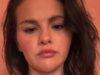 Selena Gomez ri de comentário sobre raspar o ‘bigode’