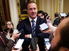 Senador Eric Schmitt processado em US$ 50 bilhões pela China por casos da Covid