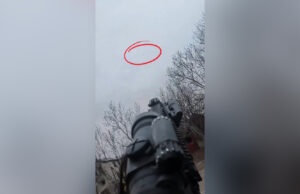 Soldados ucranianos atacam drones russos com rifles | Guerra Rússia-Ucrânia