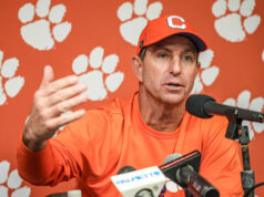 O atacante defensivo de Clemson, Caden Story, entra no portal de transferências