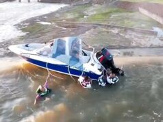 Momento de parar o coração, quatro homens agarrados a um barco encalhado na beira de uma barragem de 130 pés