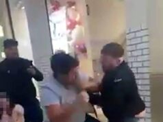 Momento em que bandidos brigam na luta de véspera de Ano Novo no Trafford Center enquanto uma menina assiste aterrorizada