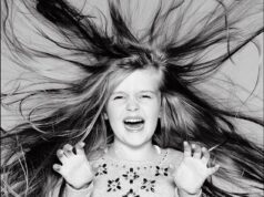 Uma estudante de 14 anos que perdeu o cabelo da ‘Pequena Sereia’ devido ao câncer doa novas mechas para uma instituição de caridade que a ajudou a vencer a doença