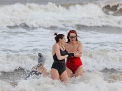 Centenas de pessoas enfrentam as profundezas geladas para os tradicionais mergulhos do Dia de Ano Novo – mas condições perigosas estão definidas para acontecer mais tarde