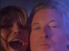 A-Listers de meia-idade passam St Barts NYE com telefones presos nas mãos enquanto compartilham postagens vulgares sobre caviar, iates e boates