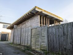 Vizinhos em guerra enquanto o proprietário derruba uma velha garagem ‘sem permissão’ para construir uma casa de dois quartos em seu quintal