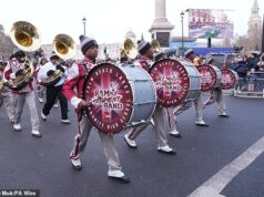 Bandas coloridas, acrobatas e carros alegóricos lotam o desfile anual do Dia de Ano Novo enquanto milhares de pessoas ocupam as ruas, apesar do frio