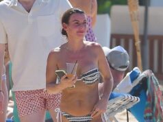 Coleen Rooney mostra sua figura incrível – e peito queimado de sol – em um biquíni listrado enquanto se junta a Wayne sem camisa e seus filhos na praia em Barbados