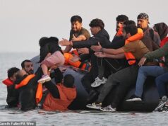 O acordo de retorno de migrantes um dentro, um fora com a França foi considerado uma piada, já que os números mostram que a Grã-Bretanha aceitou mais pessoas do que enviou de volta