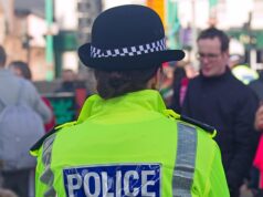 Policial leva um soco na garganta de um homem que fugiu do local de um acidente de carro em um Ranger Rover