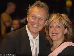 O parceiro da estrela de Ted Lasso, Anthony Head, morre aos 61 anos: a ativista dos direitos dos animais Sarah Fisher morre ‘sem aviso prévio’ enquanto suas filhas prestam homenagem